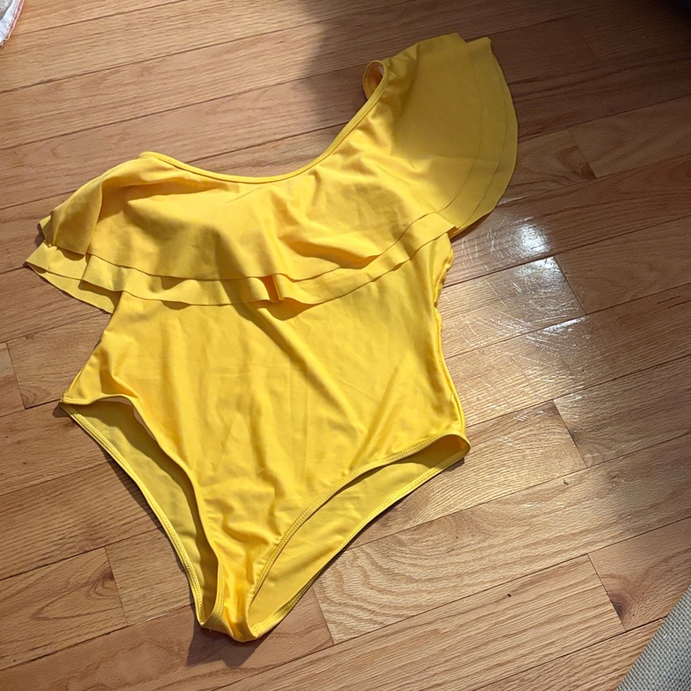 One-Shoulder Ruffle Yellow Swimsuit - Picture 3 of 4